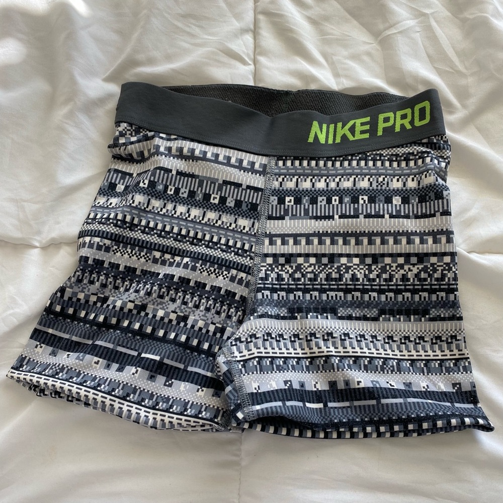 Grey pattern Nike pros
